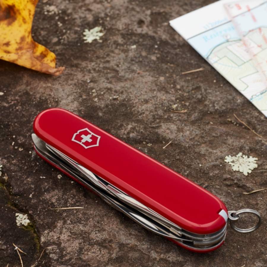 Victorinox lommekniv i rød på klippeoverflade – lukket