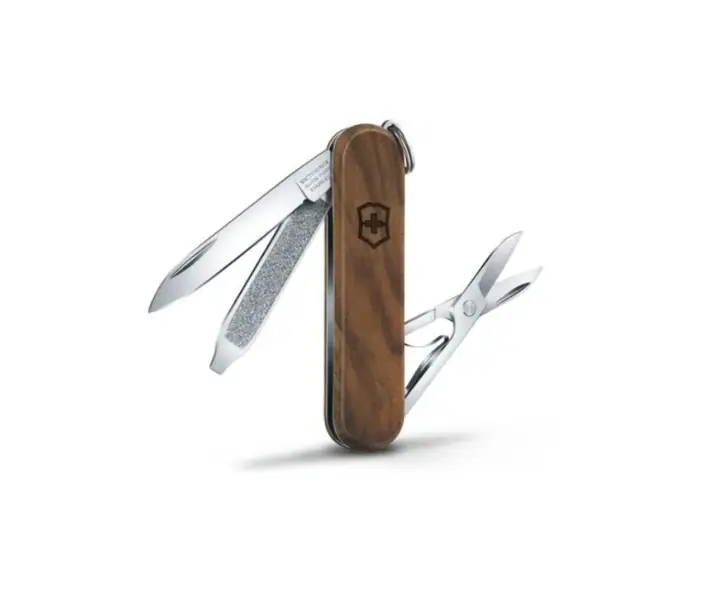Victorinox Classic SD lommekniv i valnød stående med udfoldet kniv, saks og neglefil