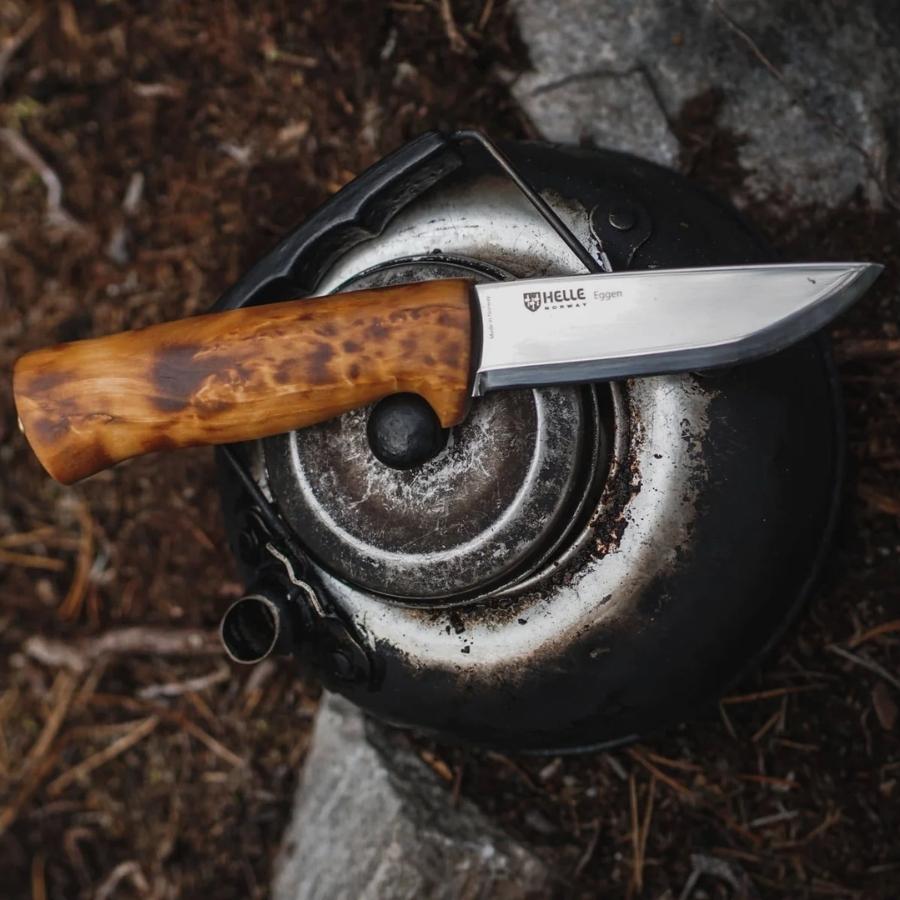 Helle Eggen kniv med krøllet birkeskæfte og læderskede