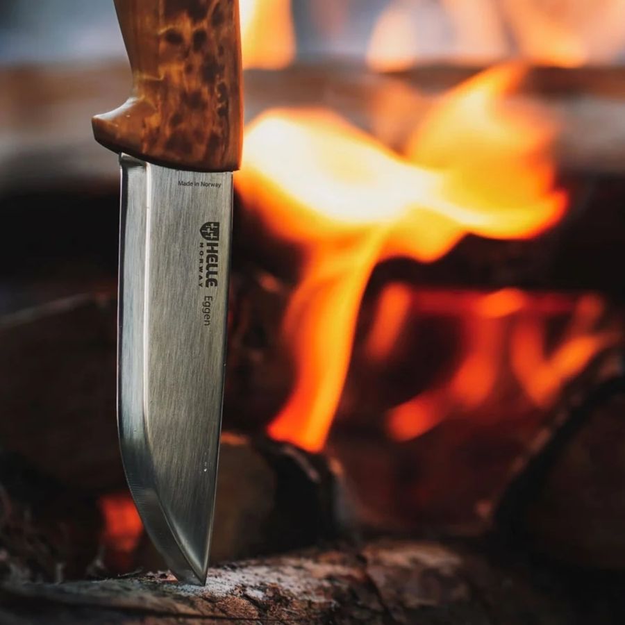 Helle Eggen kniv med krøllet birkeskæfte og læderskede