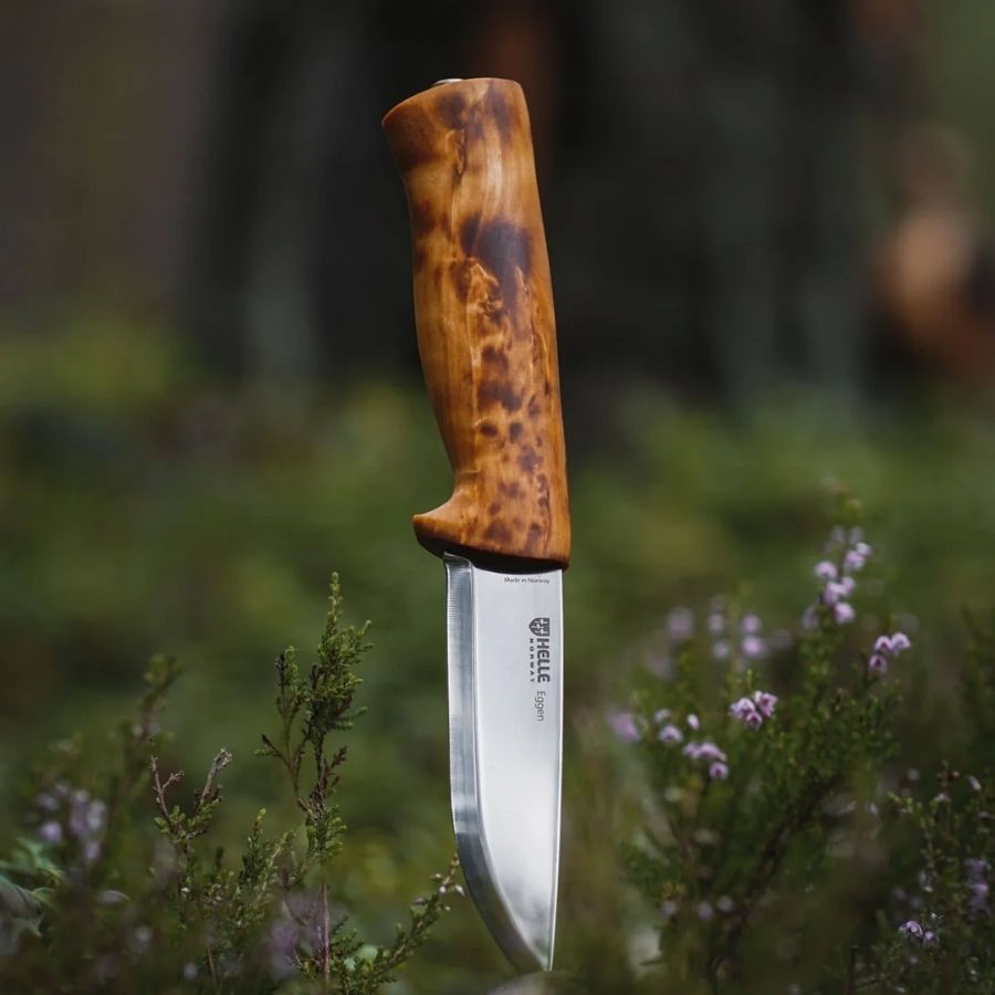 Helle Eggen kniv med krøllet birkeskæfte og læderskede